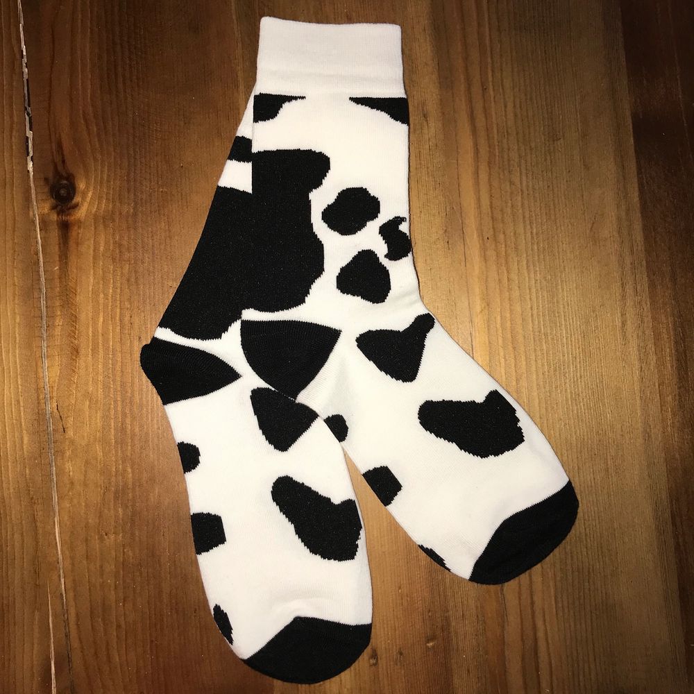 OSFA cow print komönster komönstrad socks strumpor. Haven’t even tried on. Brand new item. New in package. Happy to bundle. Will gladly take more pics and measurements. Smoke and pet free storage space. . Accessoarer.