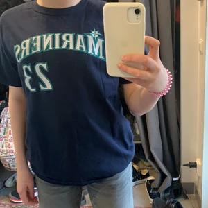 Tishirt från beyond retro - En mörkblå tishirt med tryck på fram och baksida. Köpt på beyond retro och använd endast en gång.