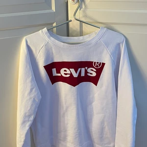 Levis sweatshirt - Levis sweatshirt vit i storlek large knappt andvänd 