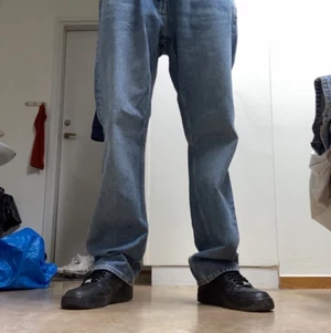 Weekday space relaxed jeans - De är som nya och sitter loose samt går över skorna enkelt. Jag är 180 och skulle tippa på att de passar folk som är iallafall 5 cm längre om det är så.