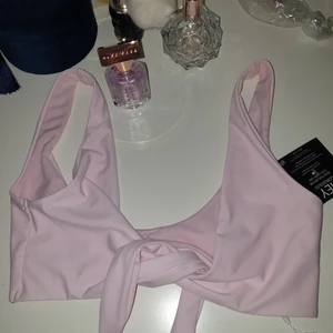 Rosa - Knyt bikini. Prislapp på.