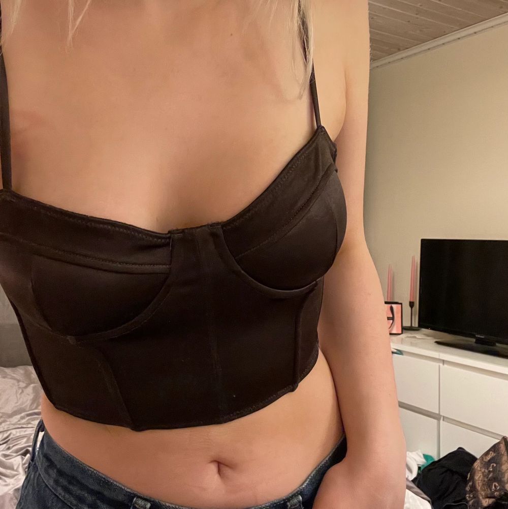 Jag säljer denna jätte gulliga topp från hm som passar till allting, som jag även tror är slutsåld 💕 Det är storlek 38/M men passar mig som brukar ha storlek XS/S. Materialet är väldigt skönt och det är en dragkedja där bak. Använt endast några gånger!! Skriv för fler bilder, buda privat/i kommentarerna🤍. Toppar.