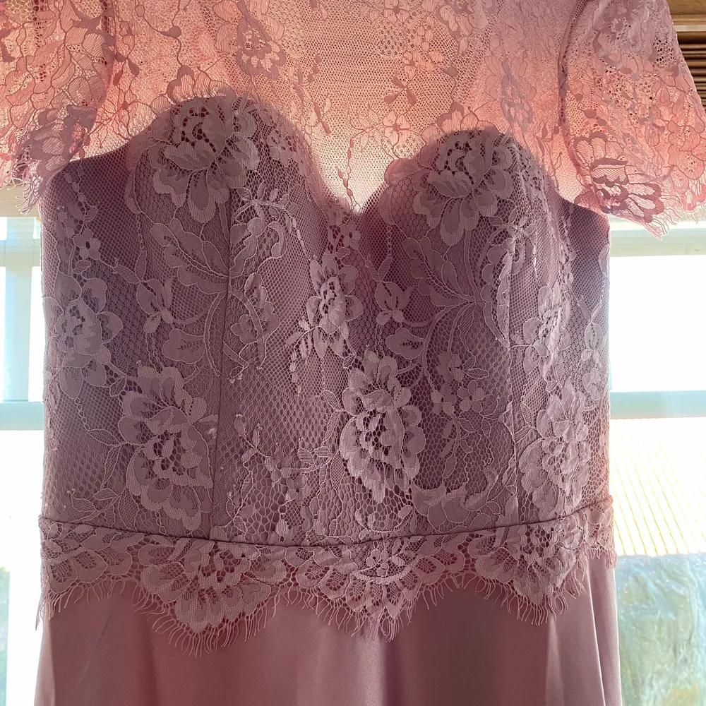 Superfin balklänning i storlek M. Helt oanvänd och prislappen sitter därför kvar! Öppen rygg med spetsdetaljer över hela övre delen av klänningen.. Klänningar.