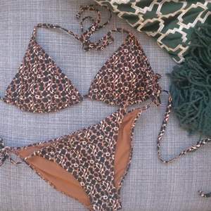 Bikbok bikini xs - Oanvänd! Supersnygg varmt leopardmönstrad bikini från Bik Bok. Har tyvärr bara blivit liggandes hemma då jag har andra bikinis och denna inte riktigt passade. Passar någon med lite mindre rumpa!