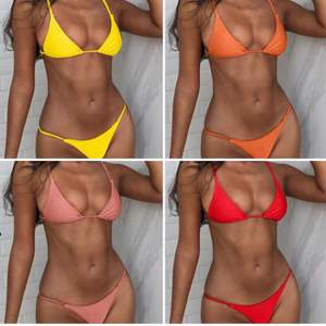 Jag säljer 4 likadana bikinis i 4 olika färger. Gul, röd, orange, rosa. Påse medföljer och alla lappar är kvar i bikinisarna. Oanvända och i bra skick. 100kr för ett sett, d står M på alla men skulle säga XS/S för den inte passa på mig som är en S/M. ❌RÖDA ÄR SÅLD❌ ❌GULA ÄR SÅLD❌