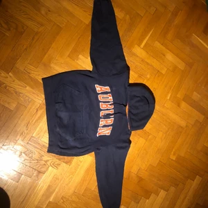 AUBURN - Vintage Hoodie - Fin hoodie med tjockt material och broderad logga. Köpt på tjmaxx i USA. Fina färger och väldigt bra kvalite. Har utmärkt skick