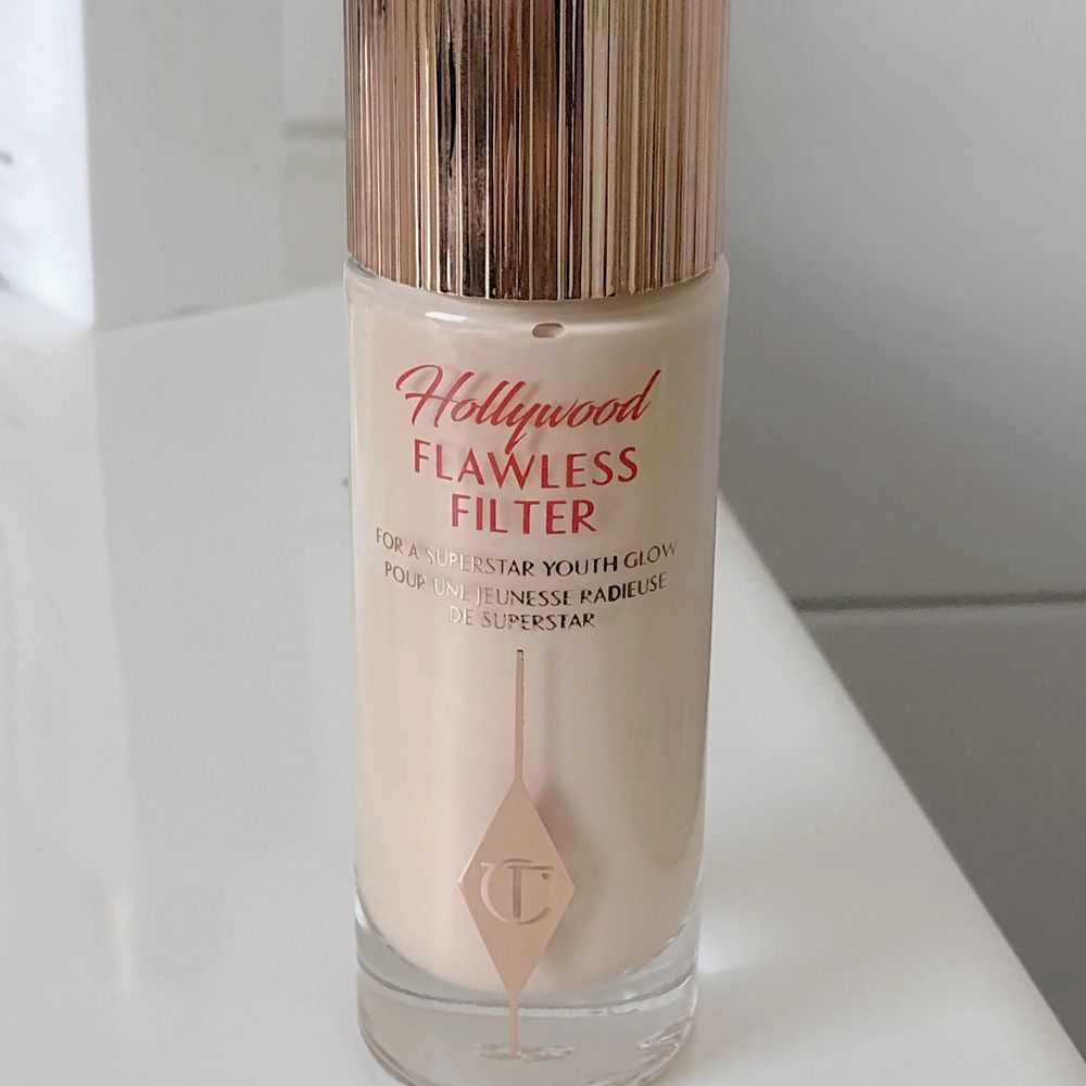 En highlighter/ primer som ger ett så fint glow och kan användas som primer och highlight eller blandas i foundation. Den blurrar porer och får huden att bli lika fin och glowig som ett instagramfilter! Endast använd ett fåtal gånger och är som i nyskick. Frakten är gratis och nypris för produkten är 400-500kr så fynda! Betala gör du med swish till 070 675 84 67. Skriv in annonsen namn i meddelande på swish så jag ser vilken annons som betalts för. Jag tar kort på paketet innan de skickas och postar det alltid samma dag. Fynda! ;). Övrigt.