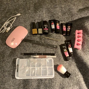 nagelkit <3 - Säljer ett nagelkit! Har inte kommit till nytta och används ej därav säljer jag. Det som kommer med är en UV-lampa, top och base-coat, 6 olika geléer, en vätska som man har till för att lättare forma gelén, en nagelfil, ”pinsett”, nagelformarna, liten pensel och en skum gummi grej som jag faktiskt inte vet vad man har den till:) Pris kan diskuteras! Hör av er vid frågor ❤️