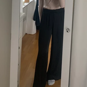ZARA finbyxor - Superfina och bekväma byxor från Zara. Aldrig använda! Byxan är i ett mycket tunt lite glansigt material och har väldigt mycket tyg. Jätte fina till fest eller att bara ha hemma. Säljer då de inte kommit till användning.