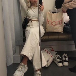 Manchesterbyxor - Säljer mina vita manchesterbyxor från Gina Tricot!! Galet snygga men är tyvärr något stora för mig🤎🤎
