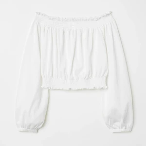 Hm blus  - Väldigt söt och somrig blus/tröja från hm, slutsåld och vet inte om den kommer tillbaka. Vet tyvär inte vad exakta storleken är men passar xs/s iaf💕
