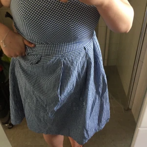 Vintage klänning - Super söt sommar klänning med lite vintage stil. Blå vit rutig utåtsvängd kjol. Lite problem med kedjan inget trasigt. Köpare står för frakt