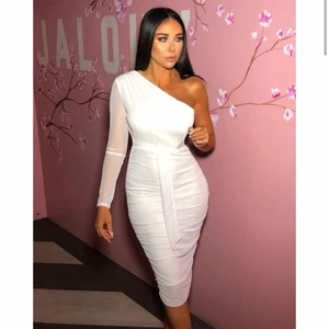 studenkläning oanvänd med prislapp - Helt oanvänd studentklänning köpt från FemmeLuxe, prislapp kvar samt slutsåld på hemsidan. Säljer den pga storleksfel, den är i storlek 36 alltså S, men kan passa en XS helt perfekt💖