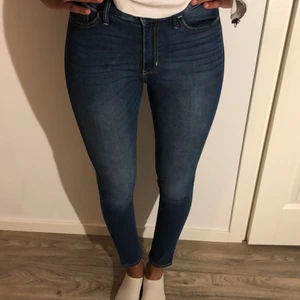 Blåa skinny jeans - Blåa skinny jeans från hollister. Storlek ser du på sista bilden. 
