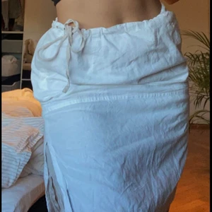 Linnekjol med slits på sidan - Skitsnygg linnekjol m slits och dubbla lager. Snygg till sommaren!