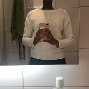 Vit stickad tröja  - Vit stickad tröja i storlek xs från size&needle. Använd fåtal gånger, säljer pga den inte är min stil av tröja. 