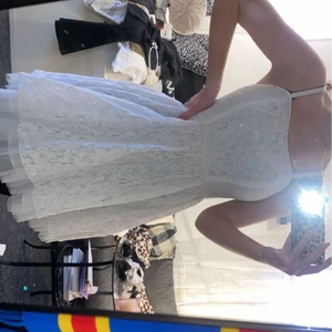 Spets klänning - Gullig vit spets klänning som säljs då den använts någon enstaka gång och bara tar upp plats i garderoben. Även så är det inte min stil längre. Super fin med utgående kjol och borttagnings bara axelband. Passar till sommaren, student och skolavslutning.