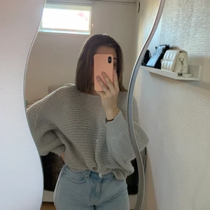 Stickad tröja - Grå skön stickad tröja med stora ärmar i storlek S🤍 knappt använd, säljer den för 50kr + frakt 