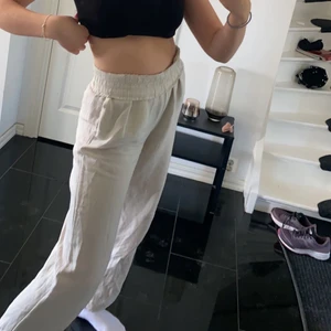 Linnebyxor - Säljer dessa snygga och bekväma linnebyxor då jag endast använde de 2-3 gånger i somras och de kom aldrig till mer användning. Nypris 200kr