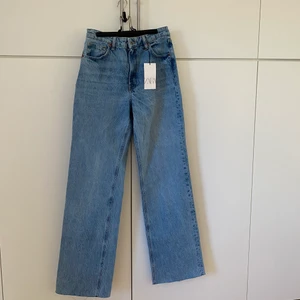 Jeans från zara  - Ett par snygga vida jeans från ZARA! Storlek 38⚡️