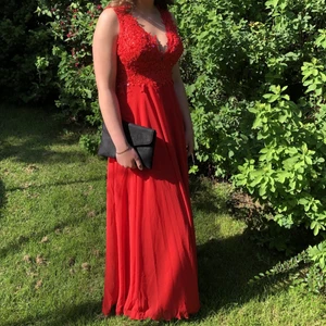 Balklänning - Säljer denna fina balkänning som endast är använd 1 gång. Inga skador eller liknande. Köparen står för frakten och hör av er om ni har frågor!☺️