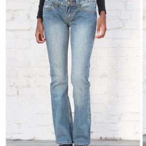 Lågmidjade jeans  - Säljer dessa jättesnygga helt nya med lappen kvar lågmidjade jeansen från brandy melville, säljs pågrund av att jag har ett par andra liknande jeans som jag föredrar💕💕jag är ca 167 cm och du ser hur dem sitter på mig på andra bilden💞