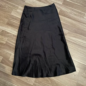 Satinkjol svart  - Aldrig använd då den är lite liten