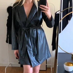 Kavaj klänning  - Kavaj klänning i läderimitation från Gina Tricot i storlek 40. Säljer för 400kr 🖤