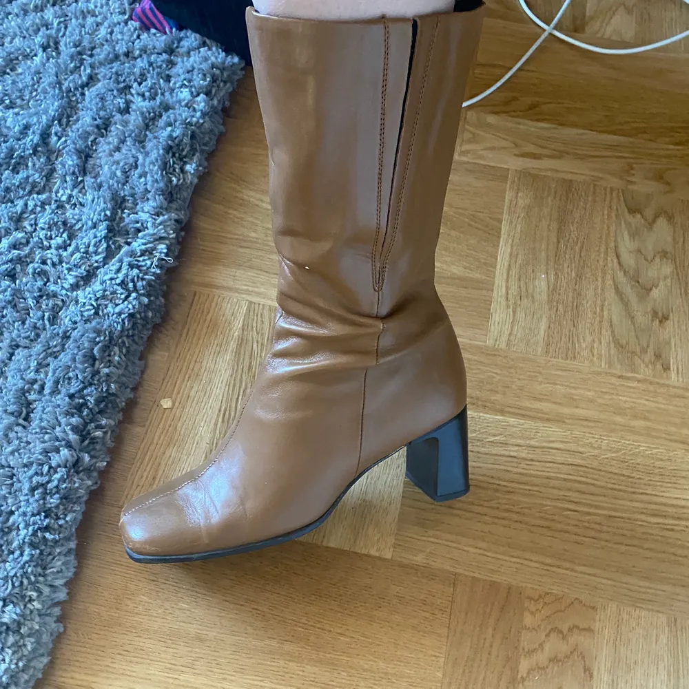 Ett par bruna svinsnygga boots i en ljusbrun färg! Säljs då dem inte används längre☺️😊 är osäker kring om det är äkta skinn/läder. Men jag tror dessvärre inte det 🤩 köpare står för frakt 💓🥰. Skor.