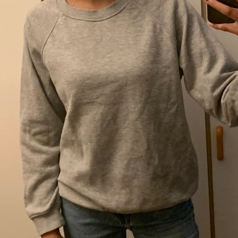 Säljer min sweatshirt som jag köpte i januari för att den är för kort i armarna. Använt den 1 gång. Hoodies.