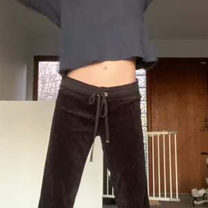 Juicy byxor - Säljer dessa superfina lågmidjade juicy byxor då de ej kommer till användning och därmed nästan aldrig använda. De är köpte för flera år sedan så modellen är gammal och finns ej att få tag på längre. Storlek S men passar xs-s. De är såklart äkta och skulle gissat på att jag köpte de för 1200 men minns inte exakt. Köparen står för frakt!💕