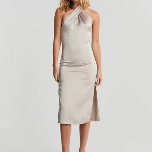 Satinklänning  - Väldigt fin klänning som du kan klä upp och ner, otroligt skön och sitter bra. 