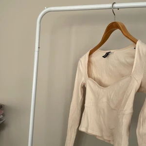 Långärmad tröja - En tajt långärmad tröja från hm. Aldrig använd. Sjukt söt och sitter tajt i storlek s. Säljer då den sitter lite tajt i bysten 🤍 Kostade från början 200 och jag säljer för 99💟