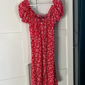 Röd-blommig klänning - Klänning från ginatricot strl 34