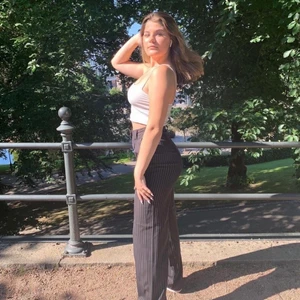 Kostymbyxor från Nakd i storlek S - Använda ett fåtal gånger, fin passform och bekväma 💕 köparen står för frakten! Ordinarie pris 599kr