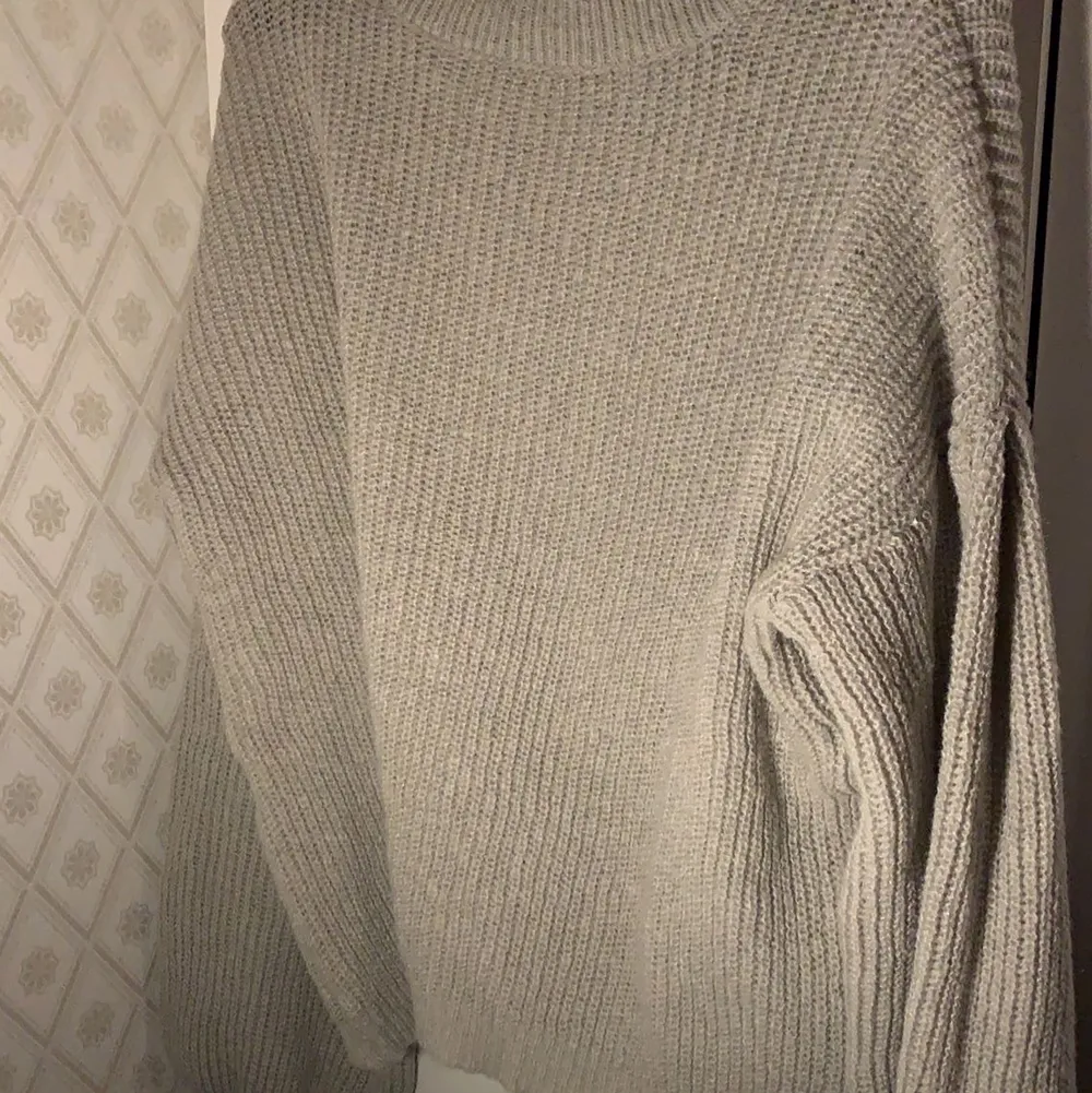 Säljer denna stickade tröja från shein för att jag beställde fel storlek. Den är inte heller använd så att den är som ny (Köparen står för frakten). Stickat.
