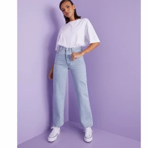 Levis Jeans 501 - Blåa Levis jeans 501, använt mycket och kort modell i benen. Fint skick