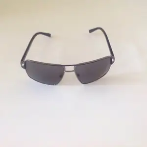 Ett par pilotformade solglasögon från Michael Kors i bra skick. Spegelglasen har en fin grå/silver färg och är väldigt rep-/slagtåliga. Modellen är MKS301M Winnetka