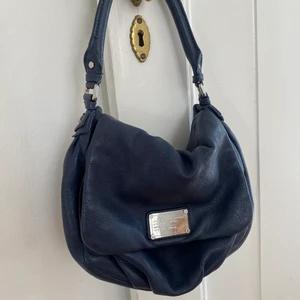 Marc Jacobs väska - Som ny, inga defekter. Bra med plats och smarta fickor. Finns ett längre band till och en dustbag 