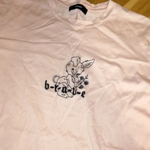 Diesel tisha  - t-shirt från diesel, köpt i wien 2018. broderat tryck. fint skick, endast skrynklig. passar xs upp till m (dam). dm för mer bilder. möter upp i stockholm, annars står köparen för frakten <3