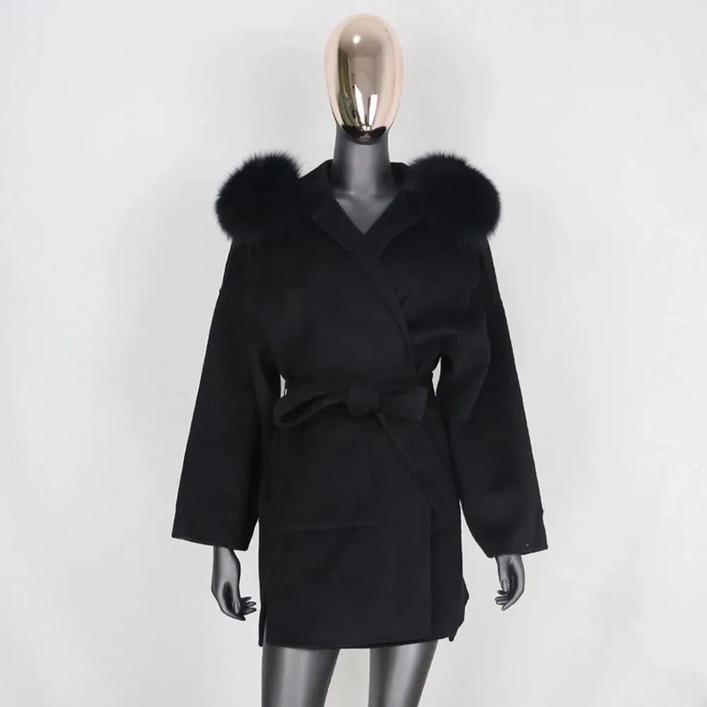 En jätte fin svart kappa är väldigt ny helt oanvänd då jag köpte fel storlek och vill sälja vidare den 🖤. Jackor.