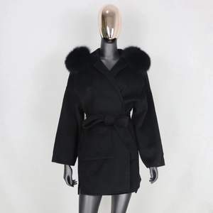 En jätte fin svart kappa är väldigt ny helt oanvänd då jag köpte fel storlek och vill sälja vidare den 🖤