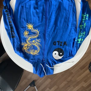 Snygg hoodie i storlek L  - Säljer en snygg tröja i storlek L 