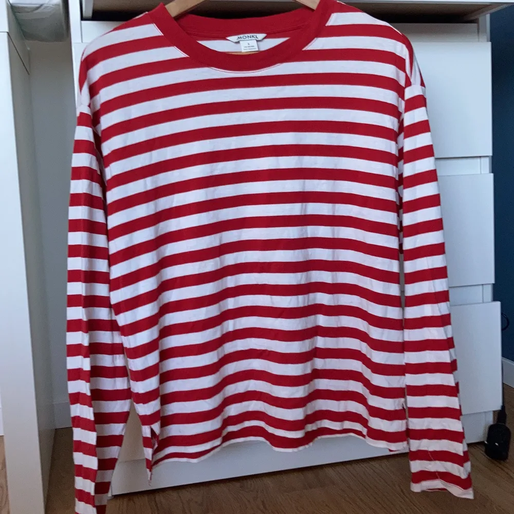 Röd randig monki tröjan storlek S!! . Skjortor.