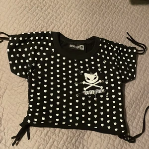 Crop top  - Crop top/magtröja från det legendariska märket Bye Bye Kitty 🖤💀 Ett måste i emogarderoben. Märkt Small-Medium och sitter som en sådan. Nyskick och väldigt svår att få tag i nuförtiden. Frakten går på 45, eller 66 om du vill ha spårbart. 