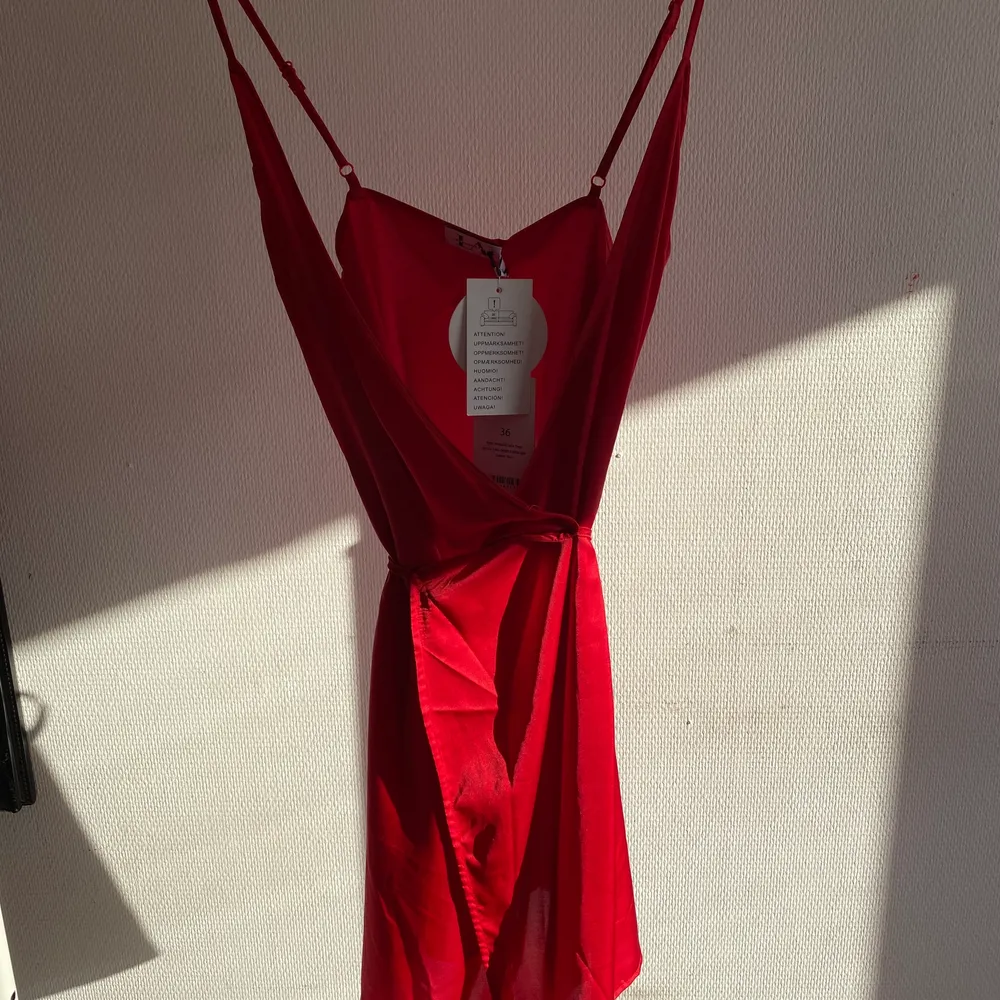 Röd omlottklänning från en av Linn Ahlborgs kollektioner med NAKD. Köpt för några år sedan men aldrig använd. . Klänningar.