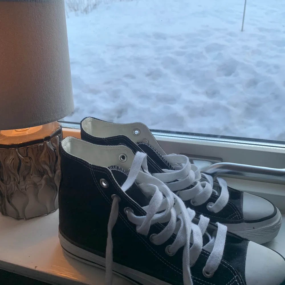 Säljer mina helt nya svarta converse i stl 40, dom är tyvärr för små för mig så jag får sälja de här. Ny pris är 700 kr och säljer mina för 450 kr, men kan diskutera priset också!bara att skriva om ni har frågor🥰. Skor.