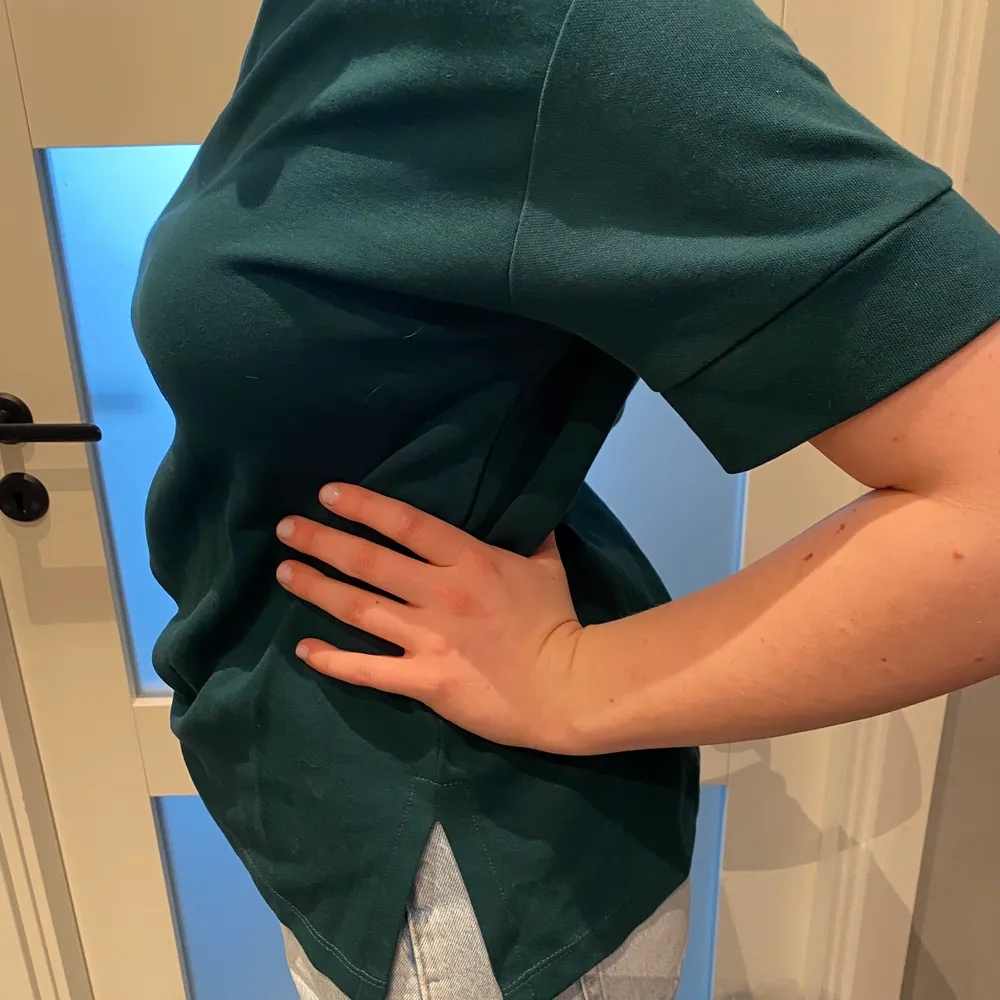 Skön, bekväm och snygg grön tröja från Zara som också har lite slits på sidan! Otroooligt skön!. Tröjor & Koftor.