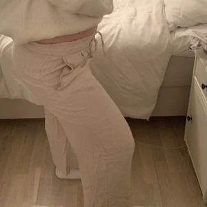 linnebyxor  - Säljer dessa beiga linnebyxor från H&M!💕 Skriv vid intresse eller frågor!