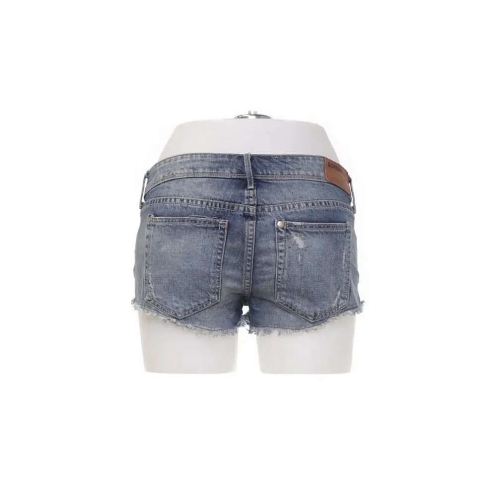 Lågmidjade Jeansshorts med slitningar köpa från sellpy! För korta för mig men passar 36💓 Gratis frakt!. Shorts.